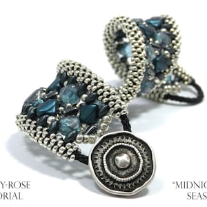 Könnte beinhalten: Zwei silberne und blaue Perlenarmbänder mit einem silbernen Knopfverschluss. Die Armbänder sind aus kleinen Perlen gefertigt und haben ein geometrisches Muster. Der Text "A BETTY-ROSE TUTORIAL" und "MIDNIGHT SEAS" ist im Bild sichtbar.
