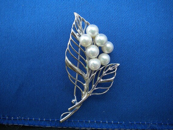 Beautiful Seven Pearl Silver Leaf Cutout Fashion … - image 1