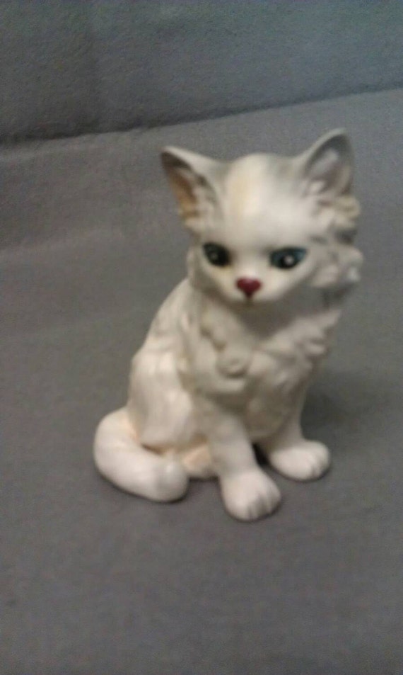 Blanc De Lefton Avec Chat Gris Aux Yeux Bleus Et Le Nez Marron Figurine