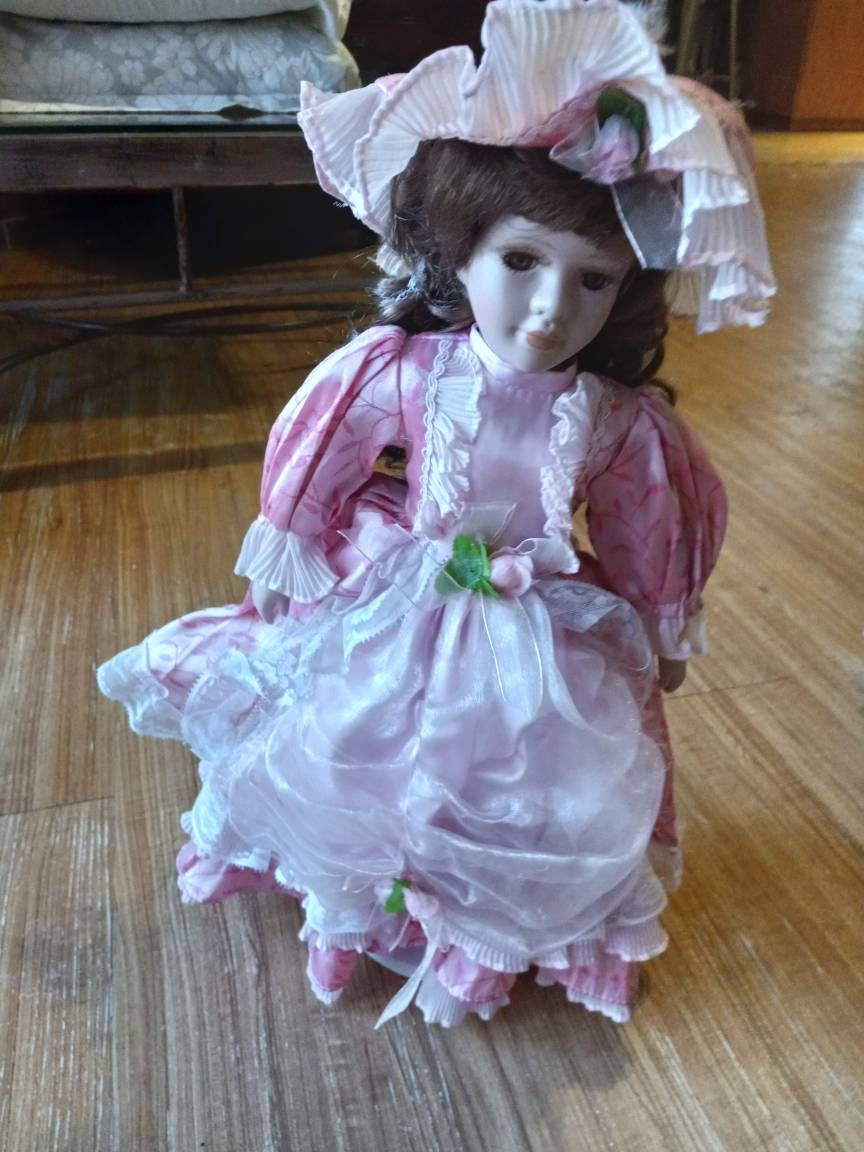 BELLE POUPÉE EN porcelaine vintage de 12 pouces en boîte dans une robe rose  EUR 34,19 - PicClick FR