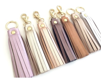 Chaveiro artesanal de couro com borla: ideal para bolsas e chaves de carro.