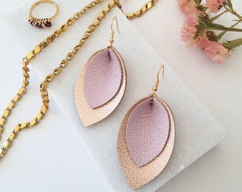 Brincos de folha de couro feitos à mão: joias de ouro rosa metálico e rosa
