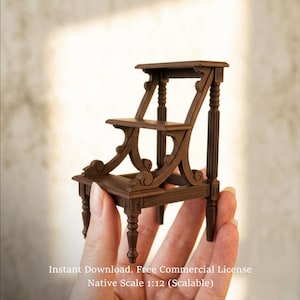 Puede incluir: Una escalera de mano en miniatura de madera marrón con tres niveles, con soportes laterales tallados y cuatro patas torneadas. El texto en la imagen dice: Instant Download. Free Commercial License. Native Scale 1:12 (Scalable). mainskala.