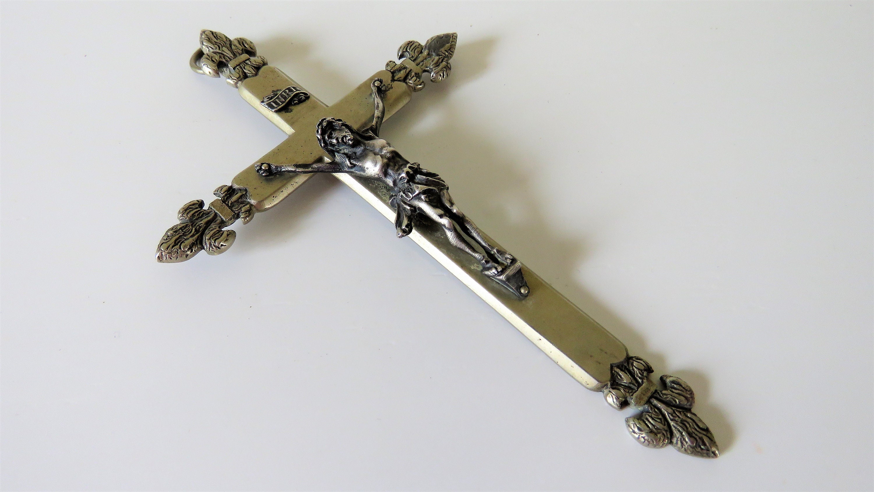 Crucifix en Bronze Français Nickel Argenté Antique Fleur de Lis