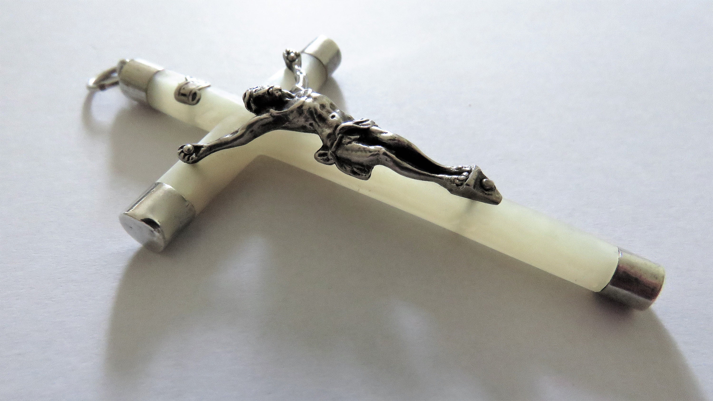 Crucifix Antique Français de Nacre et d'argent, Crucifix 2.7/8