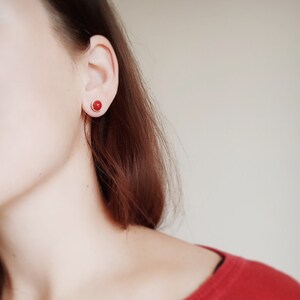 Boucles d'oreilles à tige enveloppées de fil de corail rouge, bijoux minimalistes enveloppés de fil pour femmes Cadeau pour elle image 3
