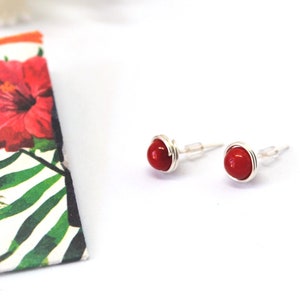 Boucles d'oreilles à tige enveloppées de fil de corail rouge, bijoux minimalistes enveloppés de fil pour femmes Cadeau pour elle image 6