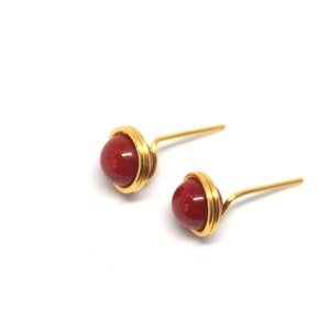 Boucles d'oreilles à tige enveloppées de fil de corail rouge, bijoux minimalistes enveloppés de fil pour femmes Cadeau pour elle image 2