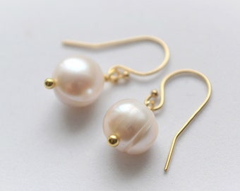 Boucles d'oreilles en argent rempli d'or avec perle d'eau douce pour femme - Boucles d'oreilles élégantes en perle blanche, bijoux de mariée naturels délicats - Cadeau pour elle