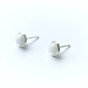 Boucles d'oreilles Moonstone Stud, Minimalist Wire Wrapped Natural Gemstone Studs - Bijoux pour femmes - Cadeau pour elle