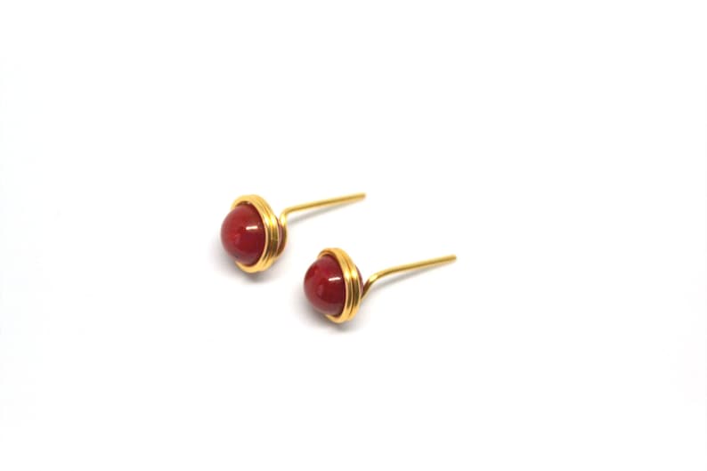 Boucles d'oreilles à tige enveloppées de fil de corail rouge, bijoux minimalistes enveloppés de fil pour femmes Cadeau pour elle image 2