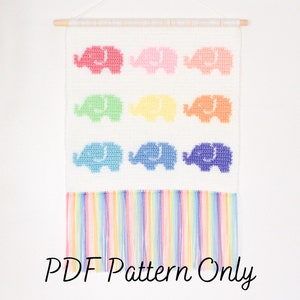 Puede incluir: Una pared colgante de elefante de colores arcoíris con un borde de flecos. Los elefantes están cosidos en un diseño simple y están dispuestos en una fila. El texto "PDF Pattern Only" está en la parte inferior de la imagen.
