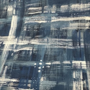 Puede incluir: Textil abstracto con un diseño de pinceladas en tonos azules y blancos. La tela presenta un patrón de líneas y salpicaduras que se cruzan, creando una apariencia texturizada. El efecto general es un diseño moderno y artístico.