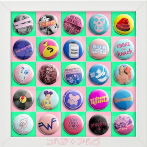 Op de afbeelding: Een ingelijste verzameling van 25 ronde buttons met verschillende ontwerpen en bandnamen, waaronder "Sex Pistols" en "The Smiths". De buttons zijn gerangschikt in een rasterpatroon met roze en groene vierkanten.
