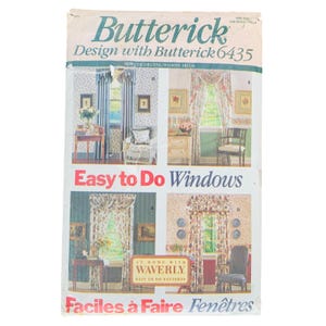 Puede incluir: Un patrón de costura Butterick vintage para la decoración del hogar, con tratamientos de ventanas. La portada muestra ilustraciones de varios diseños de ventanas, con el texto "Easy to Do Windows" y "Faciles à Faire Fenêtres".