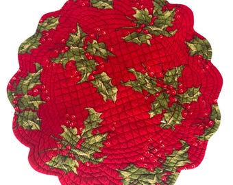 Mantel individual redondo reversible C&F Home Holiday Holly rojo acolchado para Navidad, decoración para la mesa navideña