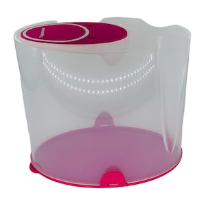 Puede incluir: Contenedor de plástico transparente con base y tapa magenta. La tapa tiene la palabra "Tupperware" impresa. El contenedor tiene una extensión similar a un asa. Diseñado para el almacenamiento de alimentos.