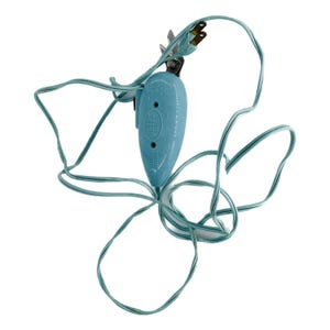 Puede incluir: Un cable eléctrico Zyliss azul claro con un enchufe de dos clavijas y un interruptor de encendido/apagado integrado. El cable está enrollado sobre un fondo blanco.