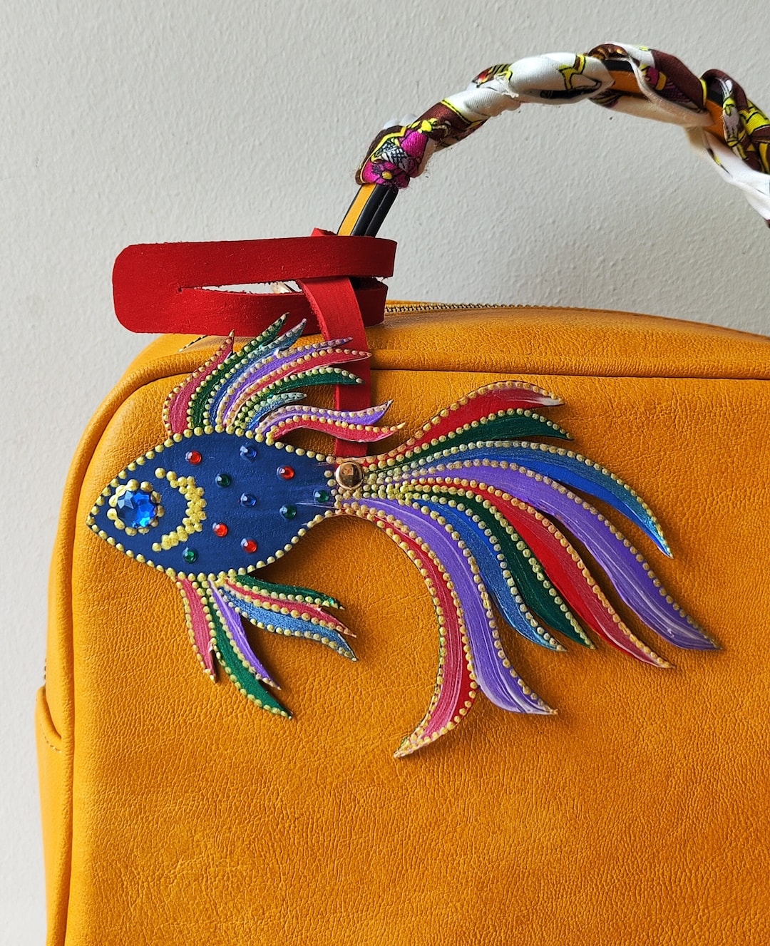 Charm de sac poisson en cuir fait main ornement peint coloré