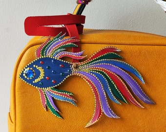Dije de bolso de cuero con forma de pez hecho a mano: adorno colorido pintado