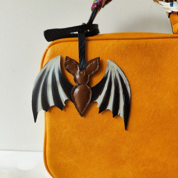 Breloque de sac à main en cuir cadeau d'Halloween, breloque de sac à main belle chauve-souris, breloque de sac unique, breloque de sac à main, art d'halloween, décoration d'automne, cadeau pour elle