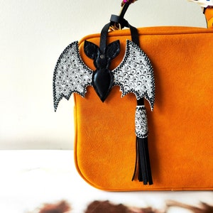 Charm de sac en cuir chauve-souris effrayante, breloque de sac à main chauve-souris vampire, breloque pour sac à main chauve-souris noire en cuir, breloque gothique avec pompon, cadeau pour les amoureux des chauves-souris