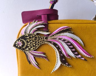 Dije de bolso de cuero con forma de pez hecho a mano: detalle de cristal pintado