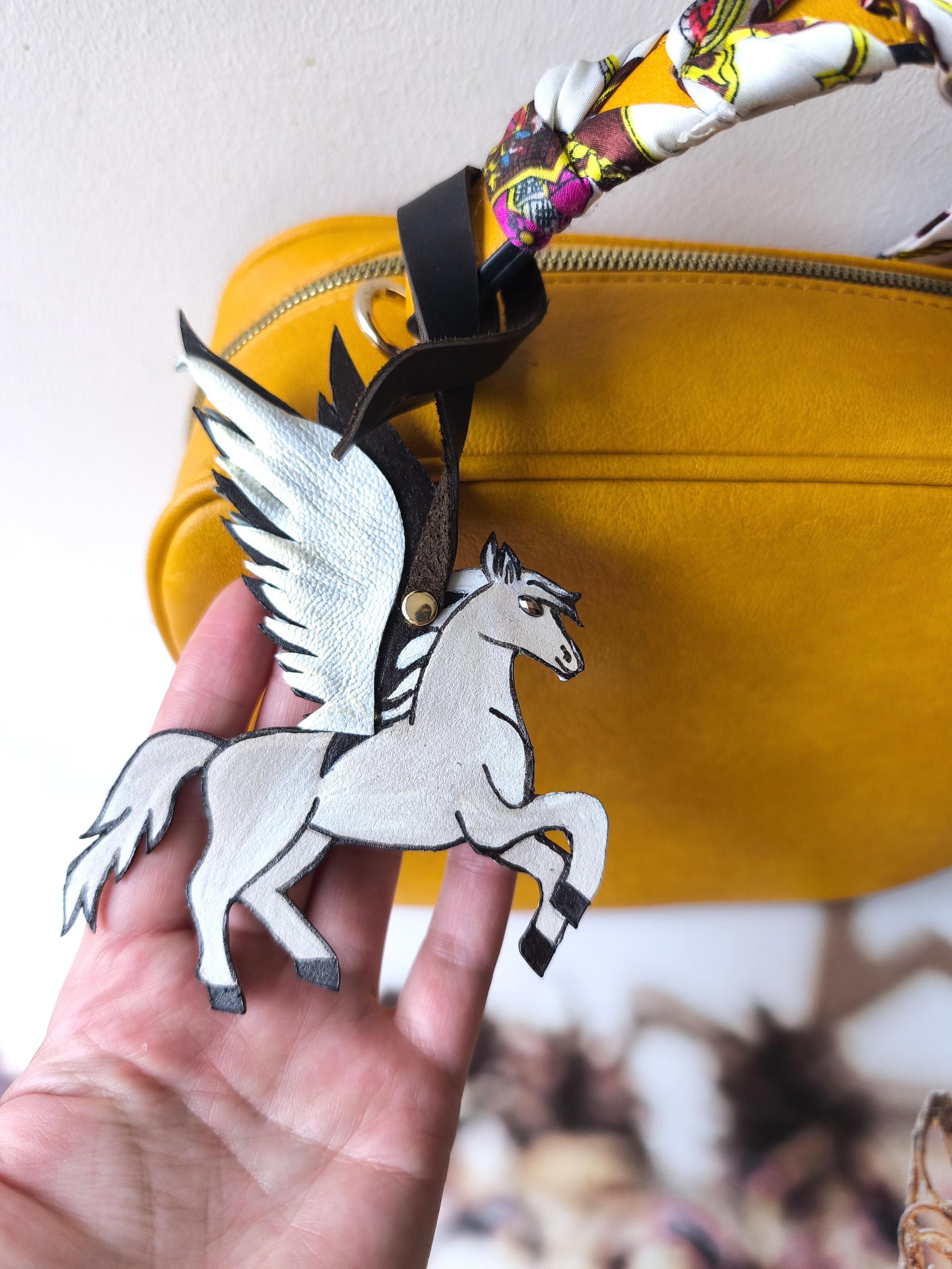 ハンドメイドレザーペガサスバッグチャーム：神話の空飛ぶ馬の 