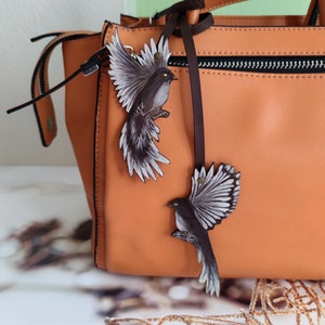 Dije de bolso con forma de pájaro, dije de bolso de cuero, regalo hecho a mano para el día de la madre, dije de bolso de cuero, regalo para el mejor amigo, regalo para amantes de los pájaros, regalo para mamá o hermana