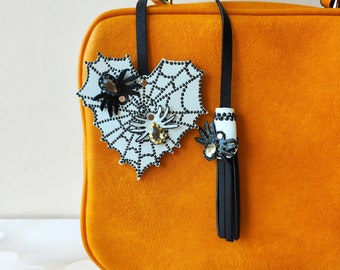 Halloween Charm Spider avec toiles d’araignées, Purse Charm Halloween, Sac à main Tie On Charm, Décoration de sac à dos d’automne, Décoration de sac d’automne, Amoureux de l’araignée