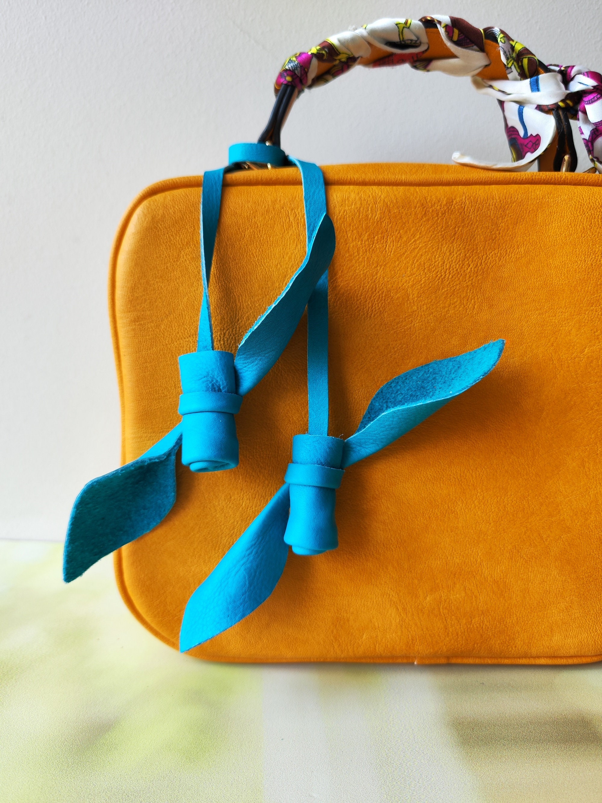 Ciondolo Per Borsa In Vera Pelle Con Foglie E Fiori - Bohémien - 6,5x7,5 Cm - Vari Colori