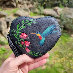 Bolsa de couro Humming Bird Bolsa de couro em forma de coração Presente para amantes de Humming Bird Bolsa de couro pintada à mão exclusiva Presente para mãe, irmã, amiga
