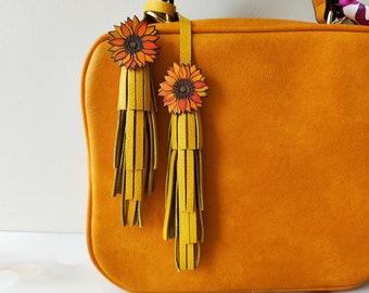 Adorno de bolso de cuero con forma de girasol: borla amarilla