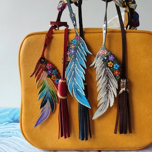 Charm para bolso de piel con forma de pluma de pájaro y flores, Charm para bolso pintado a mano, Charm para monedero con forma de pluma de pájaro, Regalo original para ella, Regalo para mujer