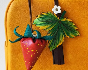 Breloque de sac fraise en cuir fait main, breloque de sac à main fraise, cadeau pour amateur de fruits, décoration de sac à main en cuir, feuille de peinture Petrykivka, unique