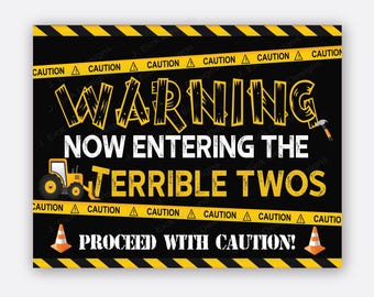 Puede incluir: Un cartel de construcción negro y amarillo con el texto "WARNING NOW ENTERING THE TERRIBLE TWOS PROCEED WITH CAUTION!" El cartel tiene un cono de construcción amarillo y un tractor de dibujos animados.