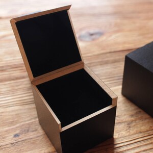 Hochwertiger Edelsteinring aus 750 Gelbgold in einem eleganten Schmucketui. Ein handgefertigtes Einzelstück, bereit als besonderes Geschenk.
