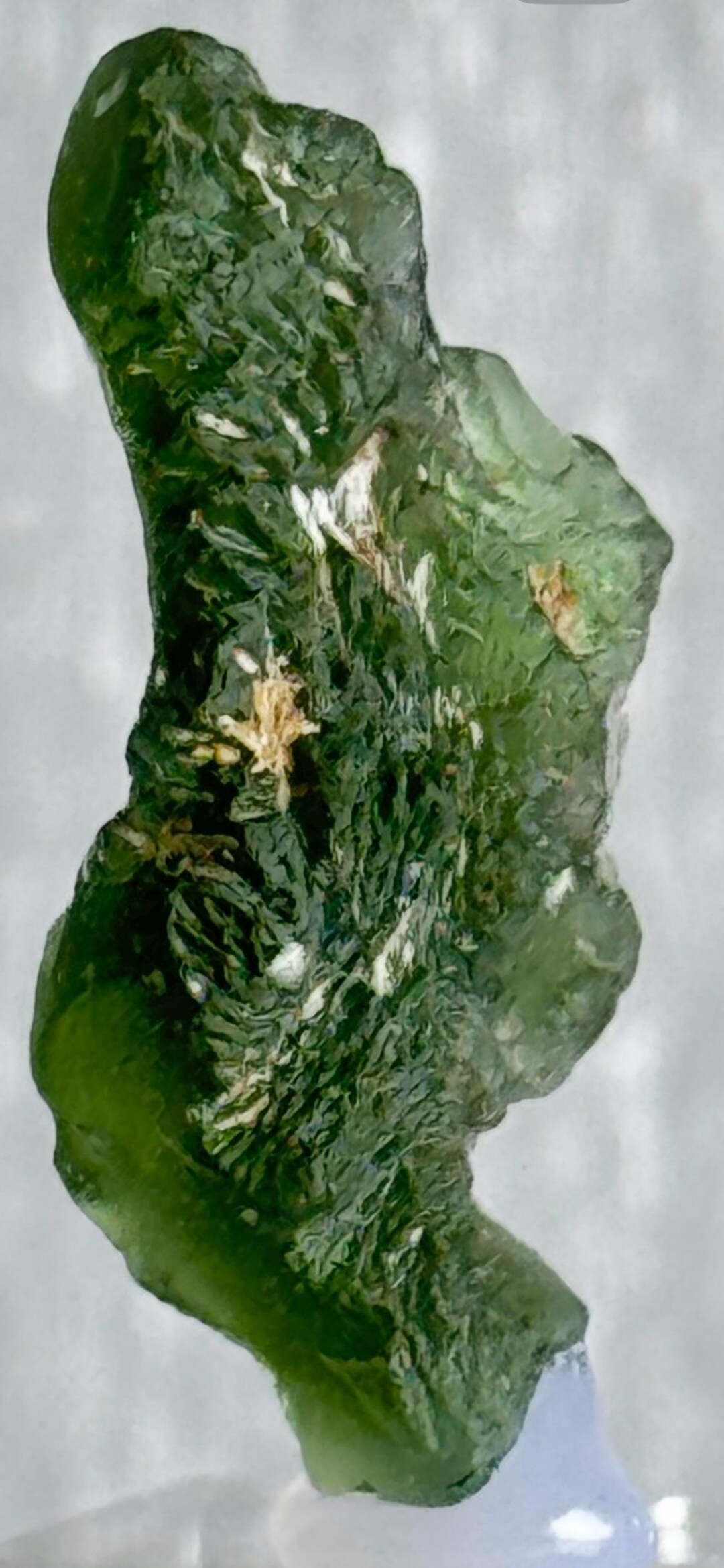 モルダバイト（チェコ語：vltavín）は、南ドイツにおける隕石衝突