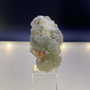 Prehniet met stilbiet – botryoïdaal groen zeolietkristal – natuurlijk mineraal exemplaar uit India – displaystuk voor verzamelaars