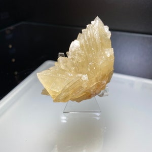 Green/yellow dog tooth calcite decor piece.