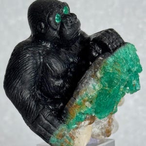 Rare Colombian Emerald sculpture | King Kong Sculpture on natural mother rock from Muzo Colombia | from 2002 | 64 grams | King Kong Gorilla