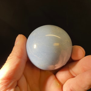 Angelit Kristall Kugel aus Peru | Angelit Mineral Kugel |5,5 cm Durchmesser.
