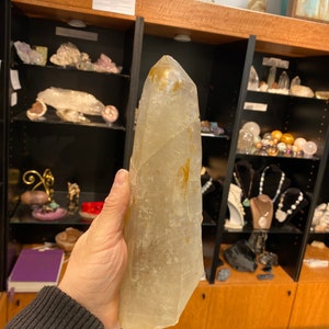 Punta grande de cuarzo cristalino brasileño/punta de cuarzo lemuriano brasileño/punta de cristal lemuriano/herramienta de medicación 1310 g