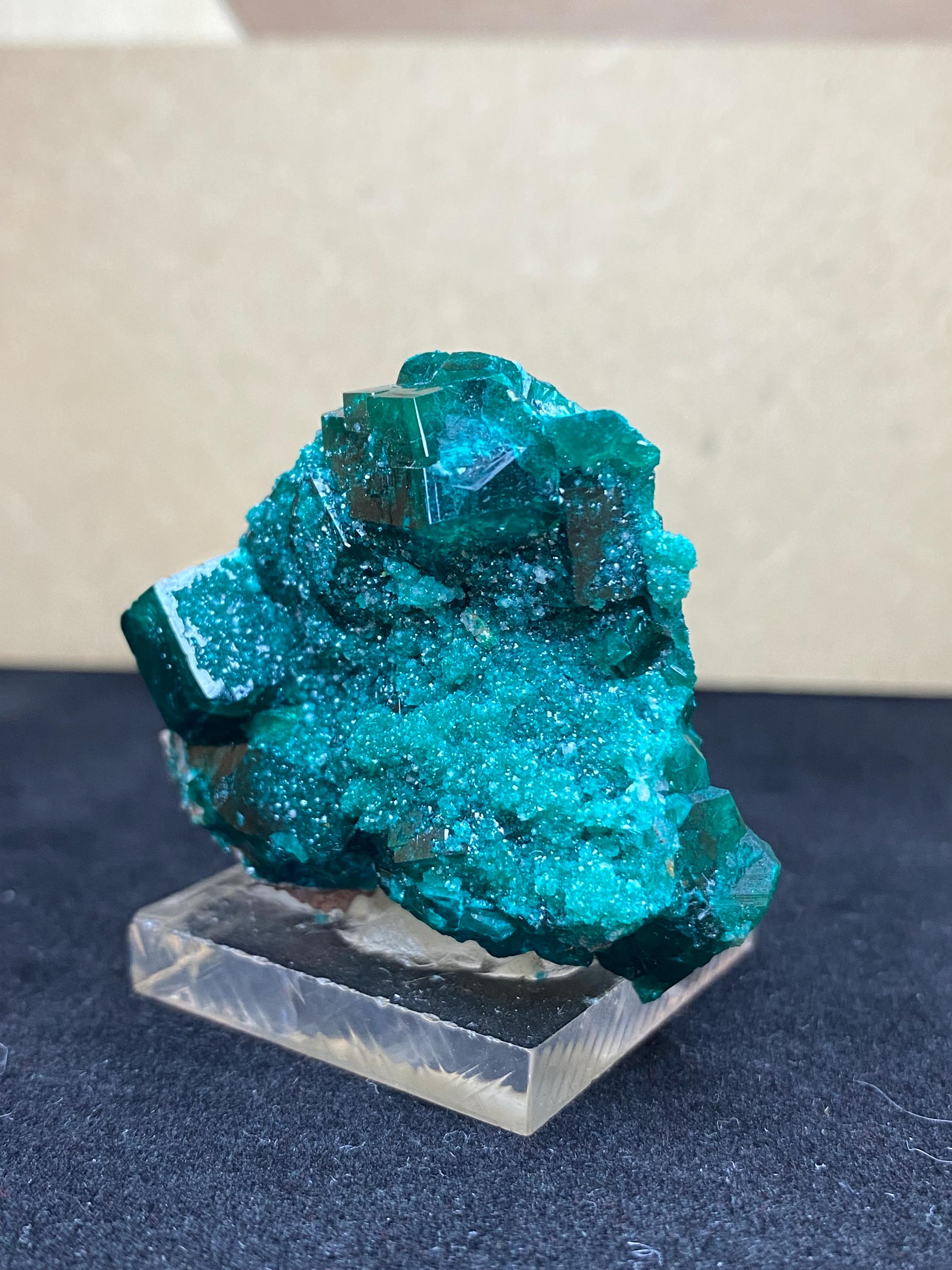 ナミビア産の収集用グリーンドゥルージーダイオプターゼ結晶標本