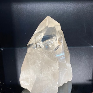 Punta enorme de cuarzo transparente brasileño, cristal independiente, punta de cristal lemuriano, herramienta de medicación, 1752 gramos