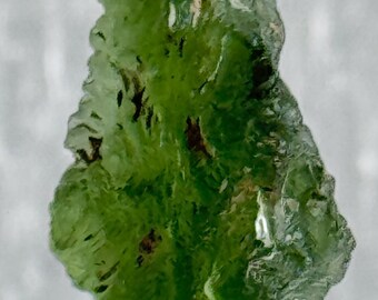 モルダバイト（チェコ語：vltavín）は、南ドイツにおける隕石衝突