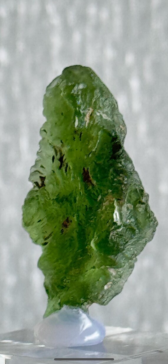 モルダバイト（チェコ語：vltavín）は、南ドイツにおける隕石衝突