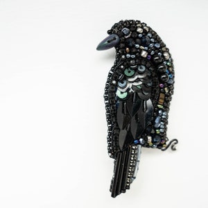 ステートメントブラックバードビーズブローチ、女性用高級ジュエリー、かわいい刺繍ブローチ、彼女への誕生日プレゼント、カラスのブローチ、妖精ジュエリーギフト