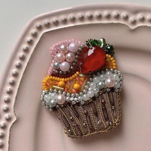 Cupcake brooch handmade — Beaded cupcake pin with rhinestones, pearls, pastel beads | Unique dessert brooch gift | Cute kawaii accessory
