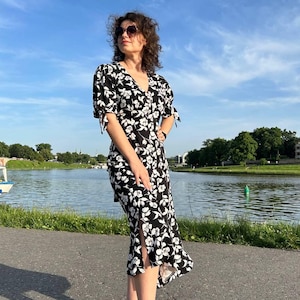 Abito midi floreale nero con spacchi laterali, vita alta, abbottonatura, maniche a sbuffo con lacci - Elegante look estivo